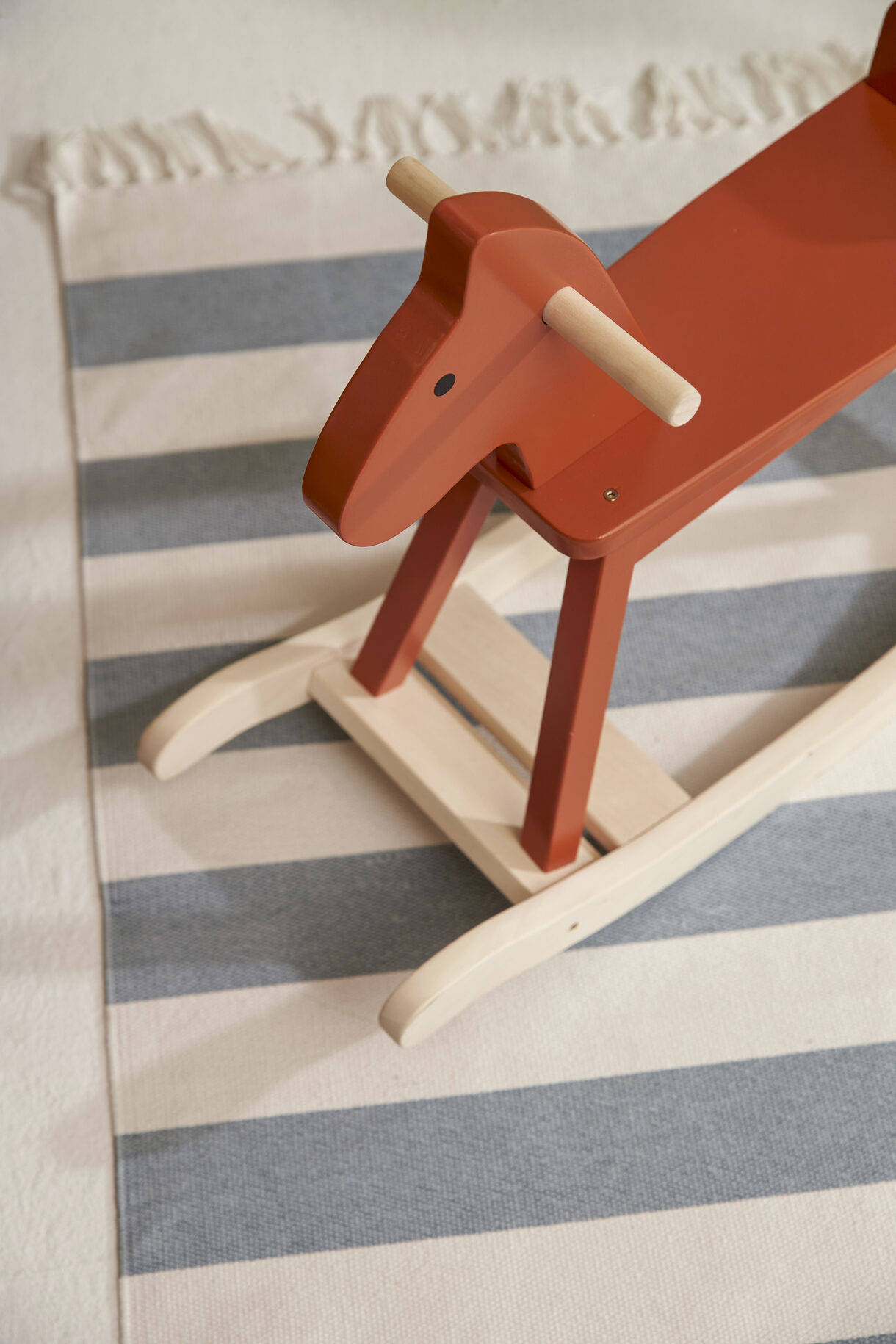 Drewniany koń na biegunach Kid's Concept