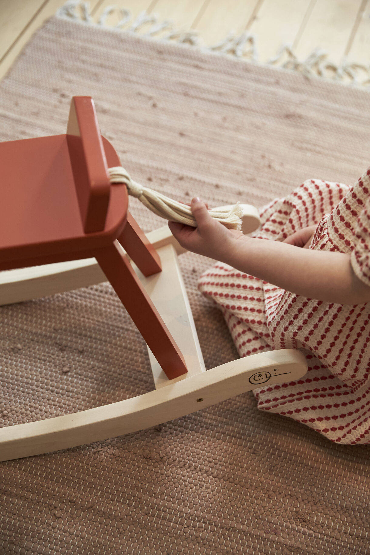 Drewniany koń na biegunach Kid's Concept