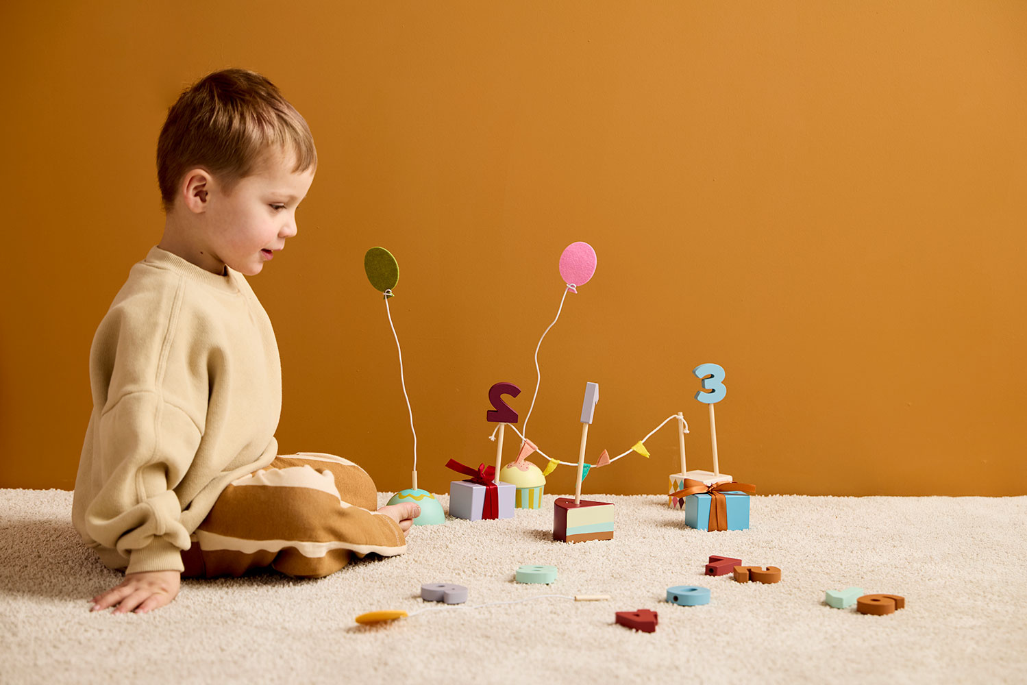 drewniane dekoracje urodzinowe