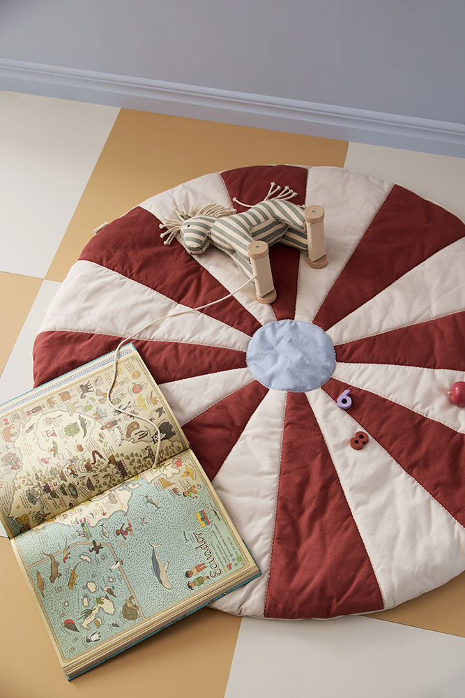 Mata do zabawy Circus czerwona Kids Concept