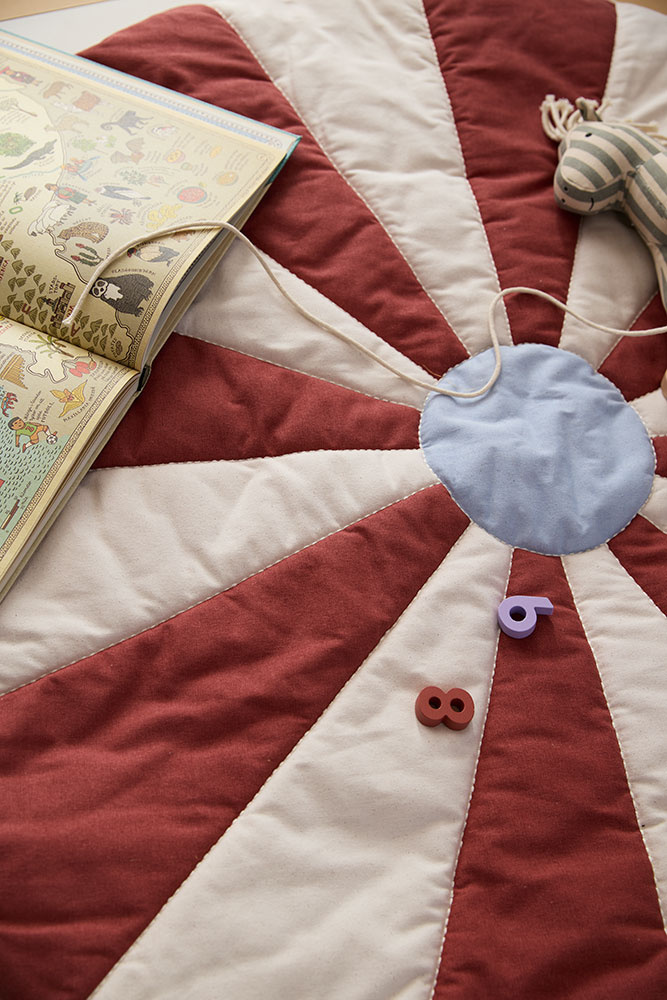 Mata do zabawy Circus czerwona Kids Concept