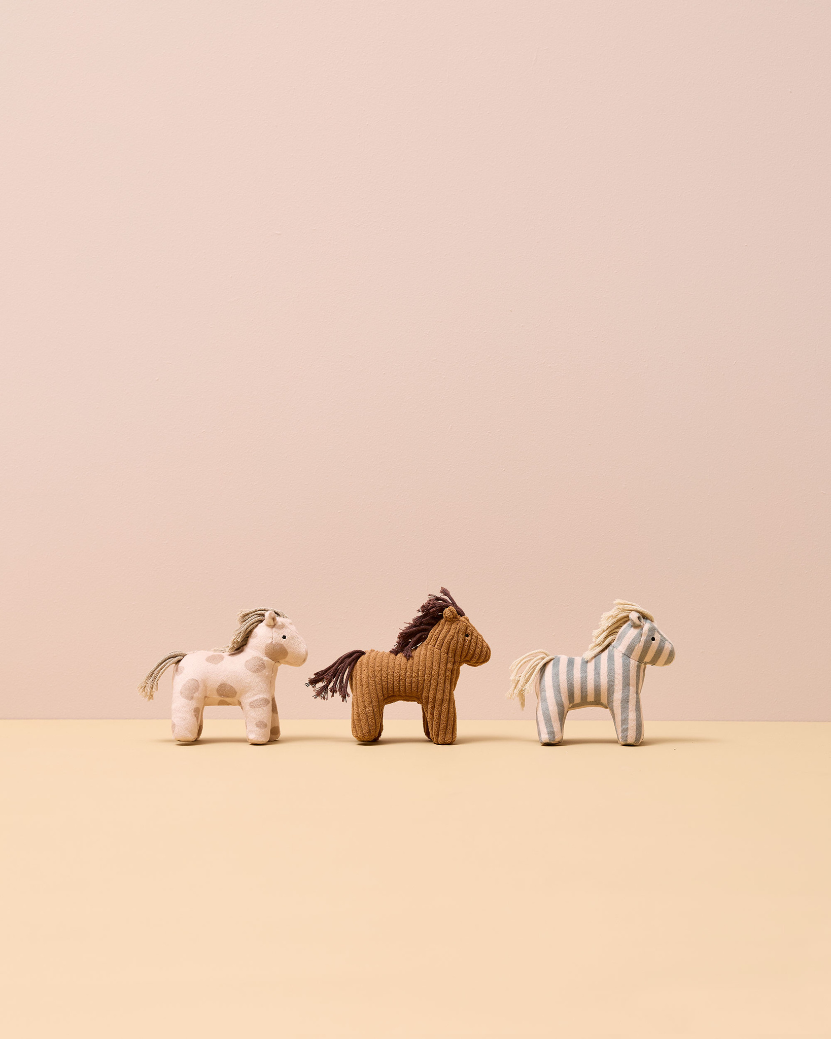 Drewniana stajnia z konikami Kids Concept