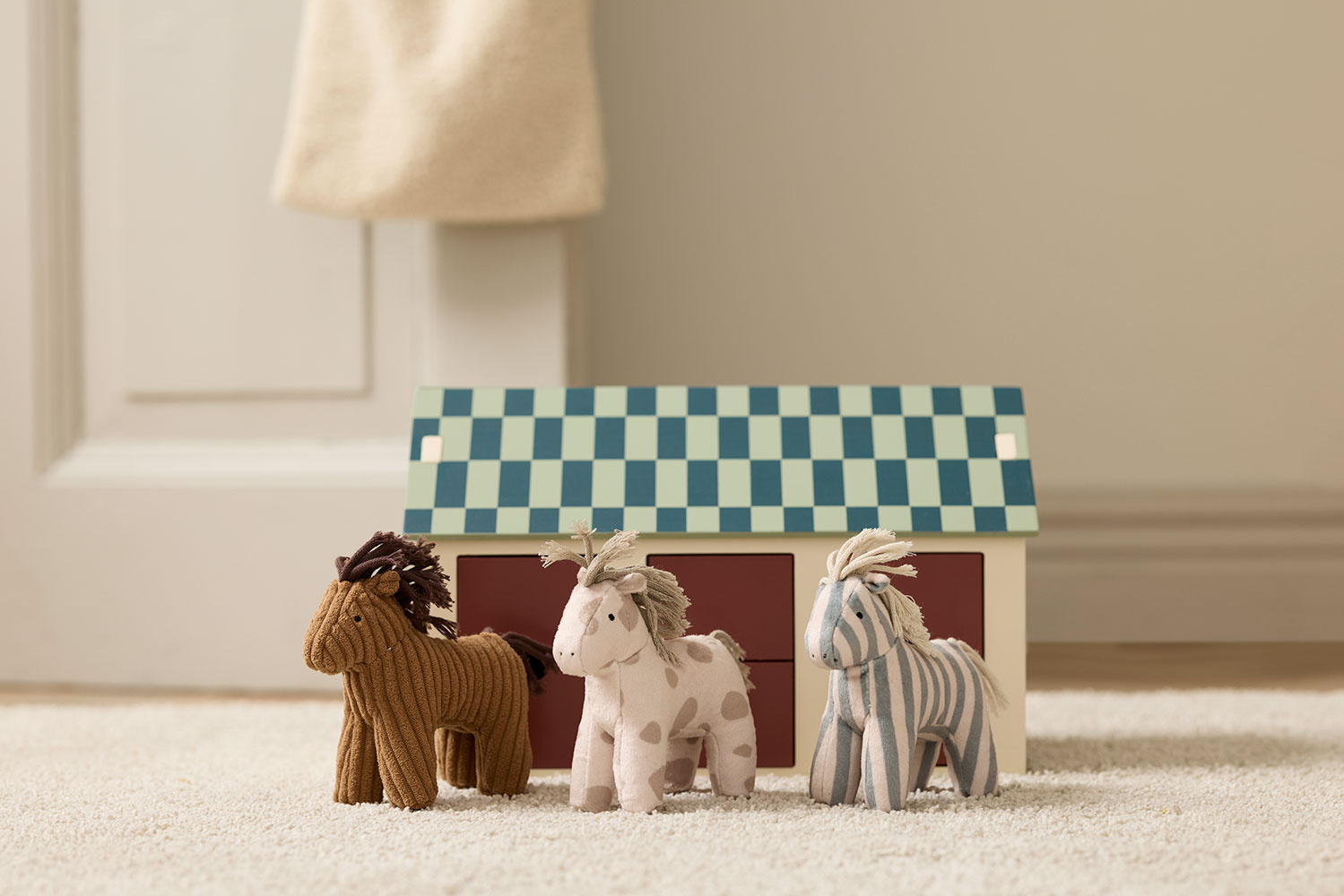 Drewniana stajnia z konikami Kids Concept