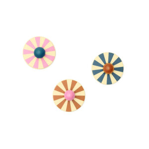 Kolorowe wieszaki Kid's Concept na ścianę do pokoju dziecięcego