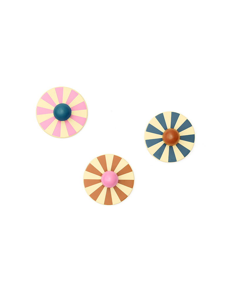 Kolorowe wieszaki Kid's Concept na ścianę do pokoju dziecięcego