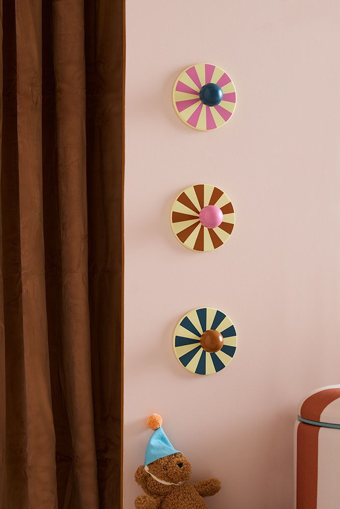 Kolorowe wieszaki Kid's Concept na ścianę do pokoju dziecięcego