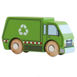 Dbaj o ekologiczną zabawę z Rudym – zielona ciężarówka recyklingowa, drewniana zabawka samochód zaprojektowana, by inspirować wyobraźniową zabawę z celem. Dzięki żywemu kolorowi i znajomemu designowi Rudy wnosi codzienny zrównoważony rozwój do świata dziecka, zachęcając do opowiadania historii i kreatywności. Wykonany w Wielkiej Brytanii z drewna brzozowego z certyfikatem FSC, Rudy to trwała, przyjazna środowisku zabawka wykonana z troską zarówno o dzieci, jak i o planetę. Posiada gładkie koła z odpowiedzialnie pozyskanego drewna bukowego i jest wykończony bezpieczną dla dzieci farbą na bazie wody. Całkowicie wolny od plastiku – oferuje bezpieczniejszą i bardziej zrównoważoną alternatywę dla tradycyjnych zabawek. Solidny, łatwy do trzymania kształt Rudego jest idealny dla małych rąk, wspierając otwartą, zainspirowaną Montessori zabawę pomagającą rozwijać kreatywność, koordynację i niezależne myślenie. Jako część unikalnej kolekcji 50 drewnianych zabawek samochodów Le Toy Van, Rudy jest idealny dla małych kolekcjonerów i wielkich wyobraźni. Każdy model zawiera plakat kolekcjonerski, dodając dodatkową warstwę zabawy i odkrywania. Przemyślanie zapakowany w neutralne węglowo pudełko, Rudy odzwierciedla zaangażowanie w zrównoważone materiały, jakość rzemiosła i zabawki zaprojektowane do lat użytkowania.